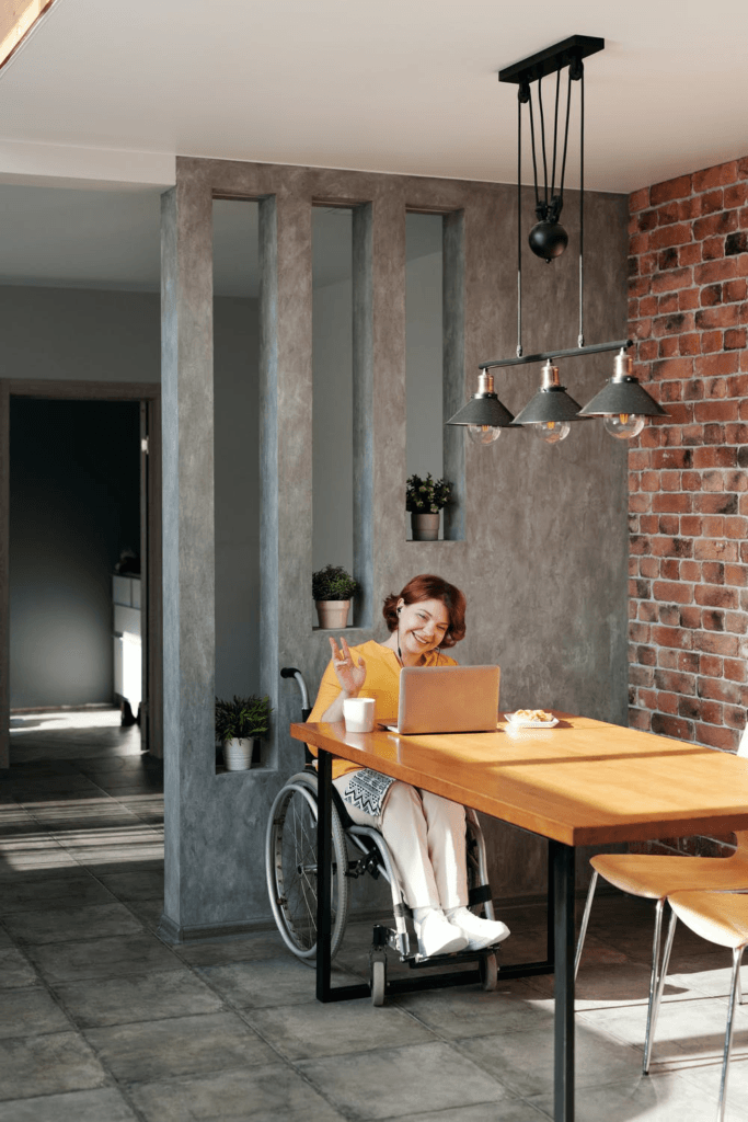 Une femme en situation de handicap travaillant à domicile