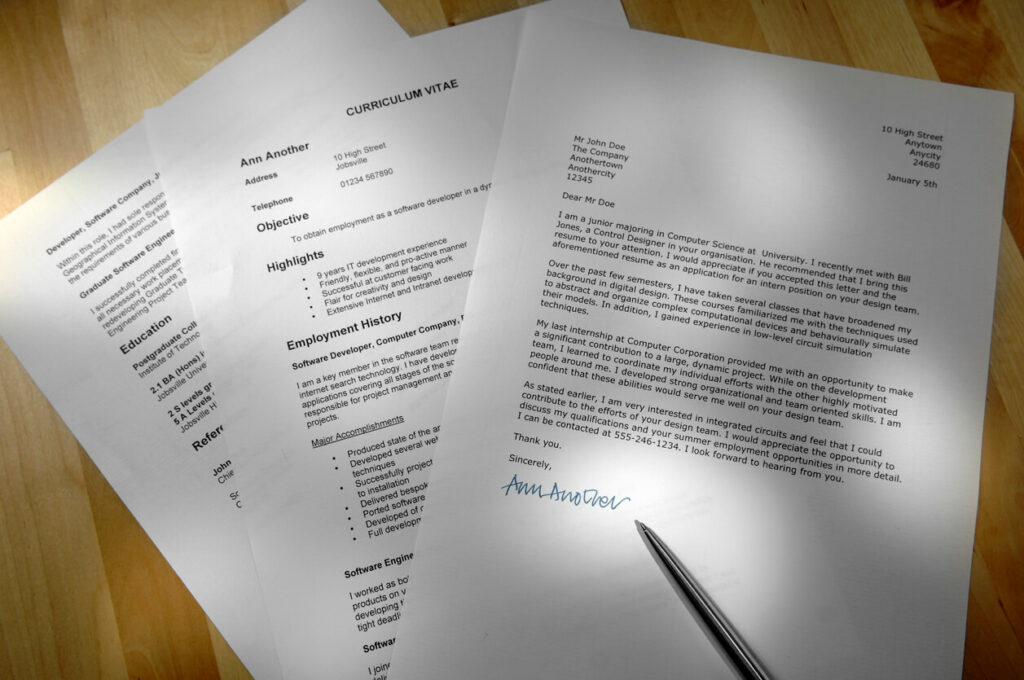 Documents de candidature sur une table, montrant une lettre de motivation et un CV